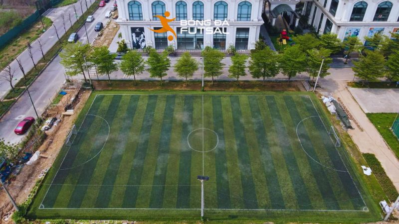 Sân bóng Sunshine Riverside nằm trong khu đô thị hiện đại