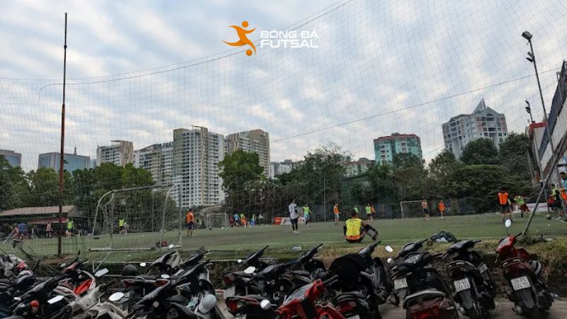 Sân bóng Nhà Văn Hóa Thanh Xuân - Đông người chơi  