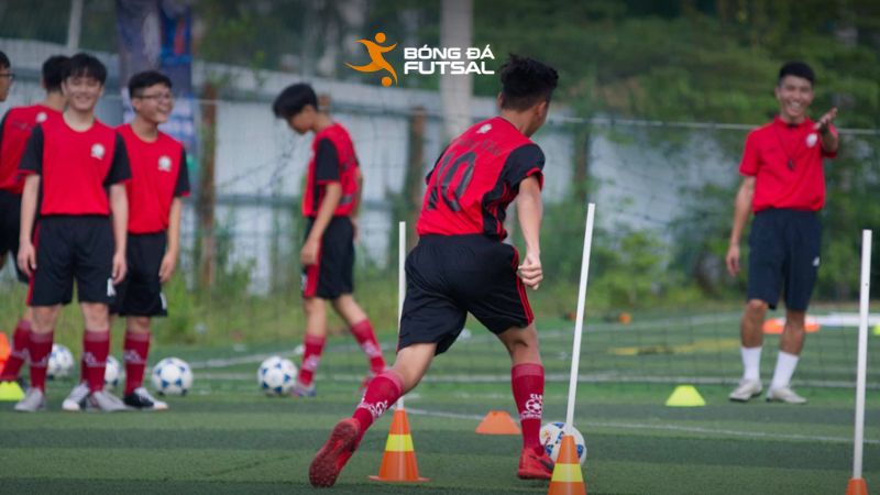 Mẹo giữ bóng và dẫn bóng qua người trong bóng đá