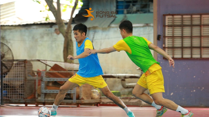 Đá, đẩy, kéo áo, tranh bóng không hợp lệ