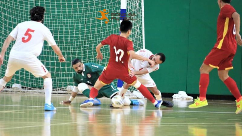 Hậu quả khi chạm tay ngoài vòng cấm