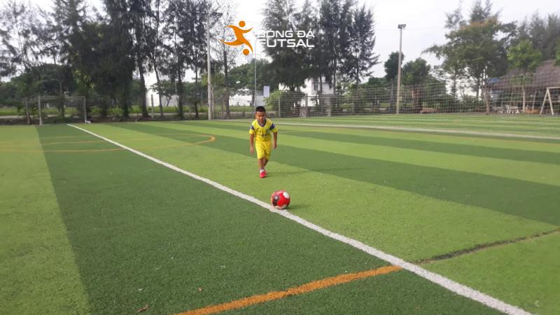 Sân bóng đá Phú Xuân với không gian rộng rãi, bãi đỗ xe thuận tiện