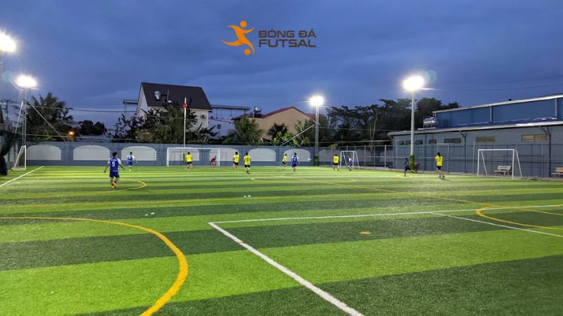 Sân Cầu Suối sân bóng đá quận 12 cỏ nhân tạo không gian thoáng